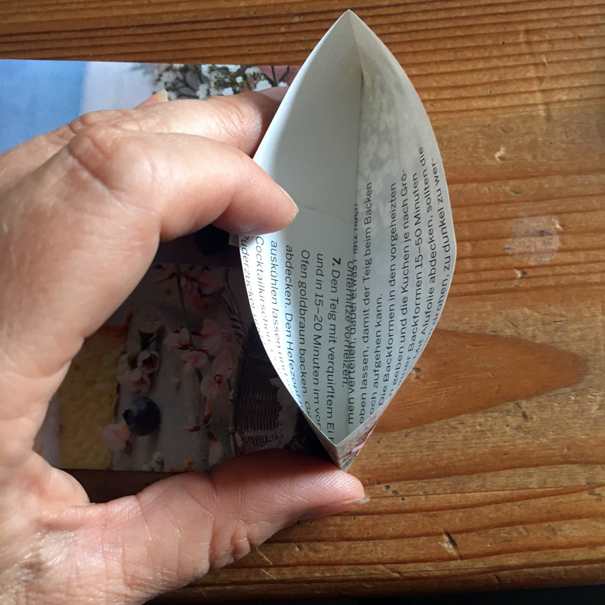Papiergeschenktüten aus alter Zeitung