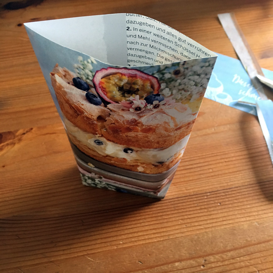 Papiergeschenktüten aus alter Zeitung