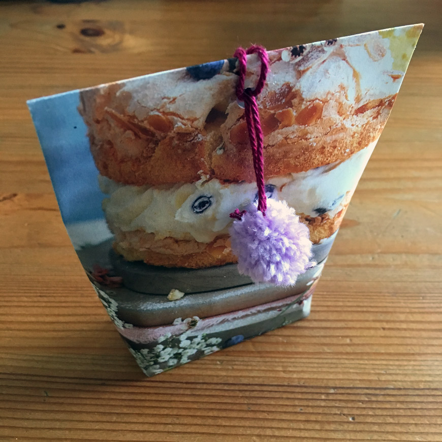 Papiergeschenktüten aus alter Zeitung